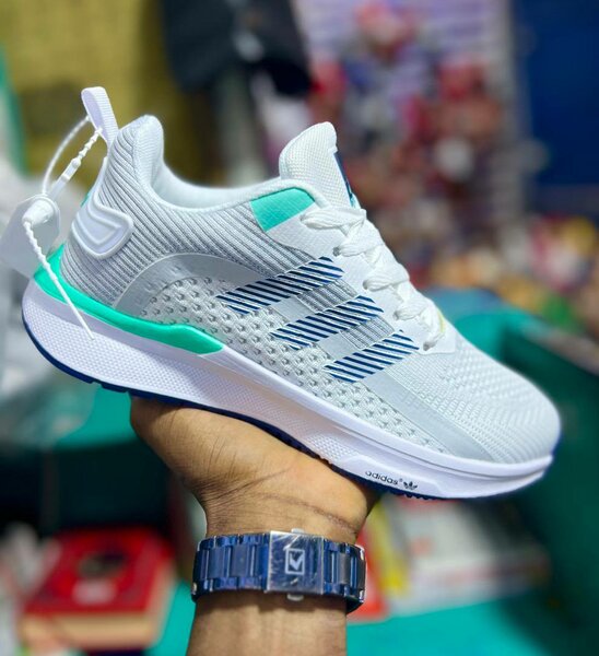 Chaussure adidas (idéal pour le sport)