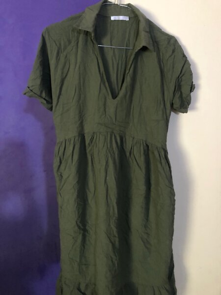 Robe verte à col en V