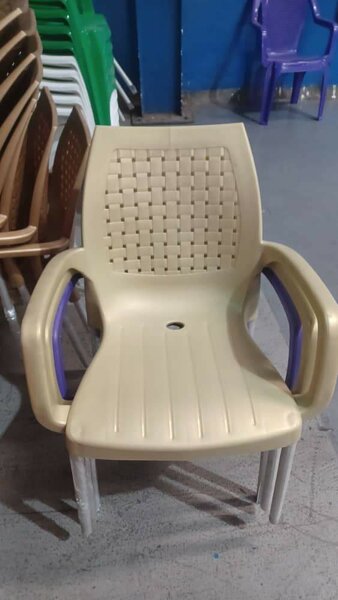 Chaise plastique pied en fer