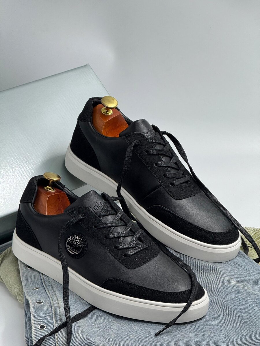 TIMBERLAND BLACK AND WHITE