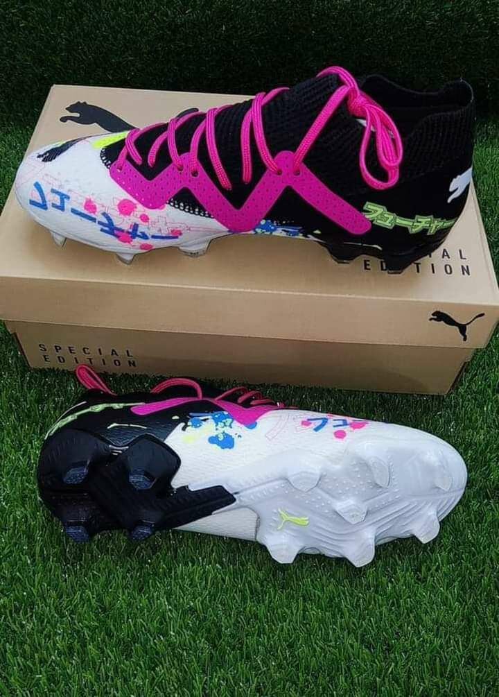 Paire de chaussure pour le foot et autre