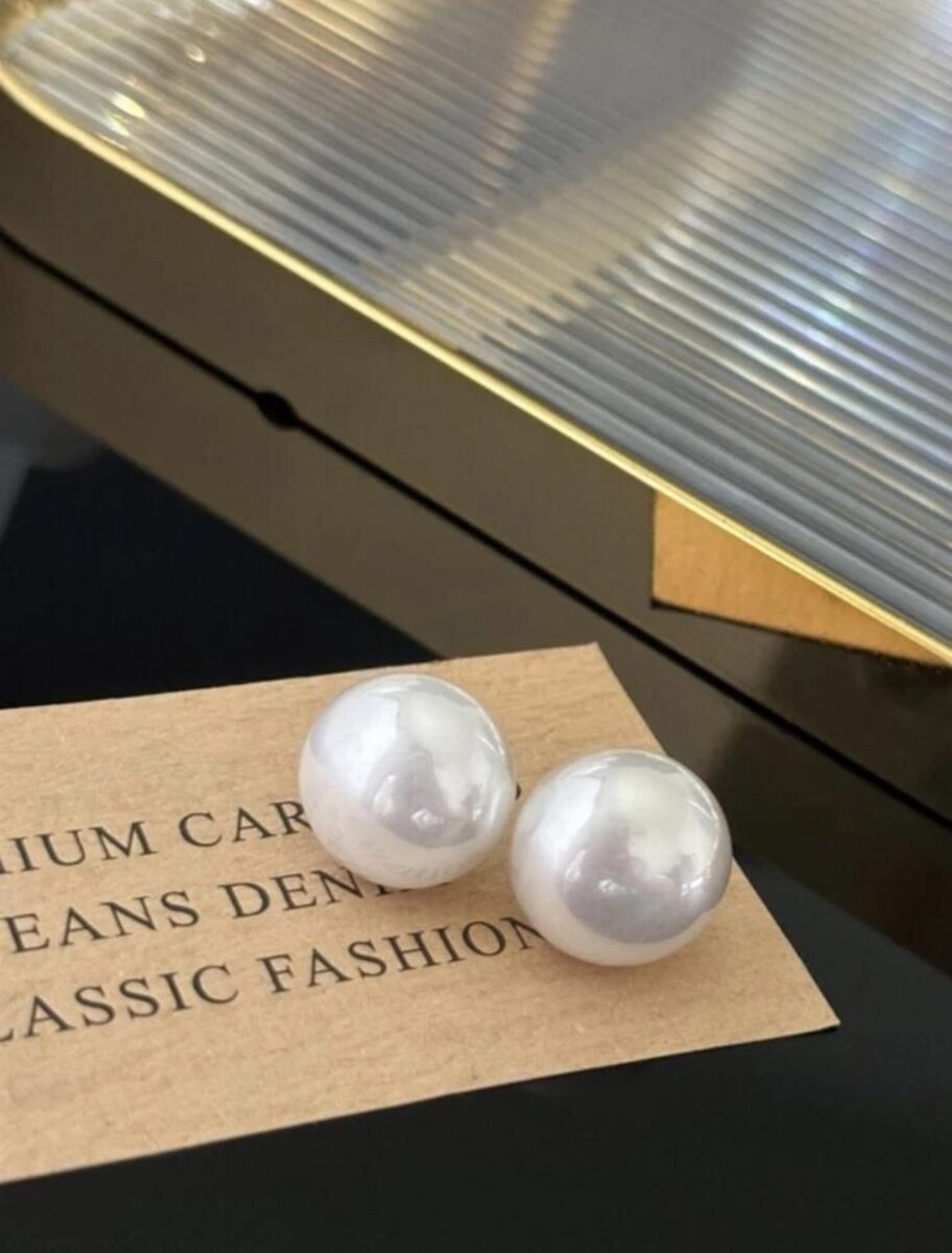Faux pearl stud