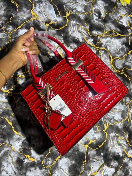 Sac à main rouge crocodile élégant