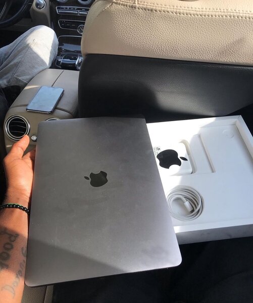 MacBook pro (13inches) 8GB 512GB SSD core i5