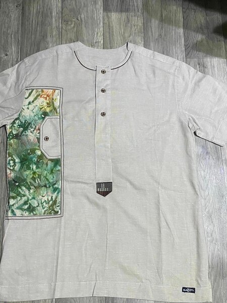 Chemise à manches courtes pour hommes, couleur grise, taille L.