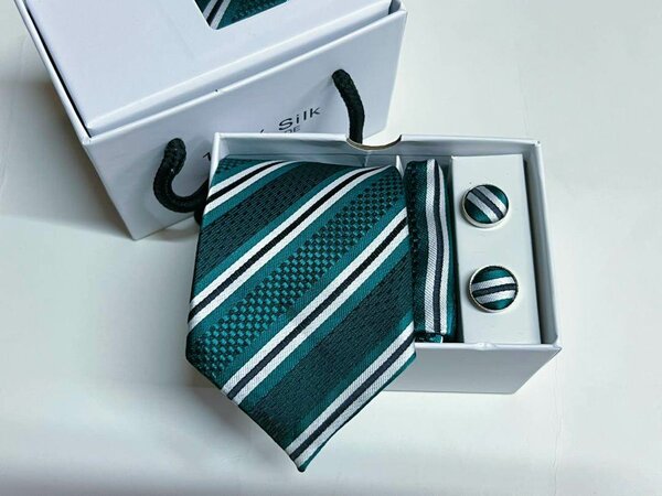 Cravate et boutons de manchette en soie