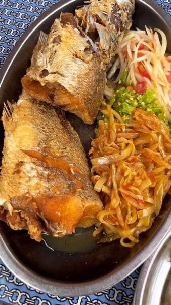 Poisson frit avec légumes