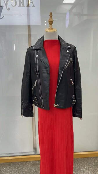 Женская кожаная куртка чёрная