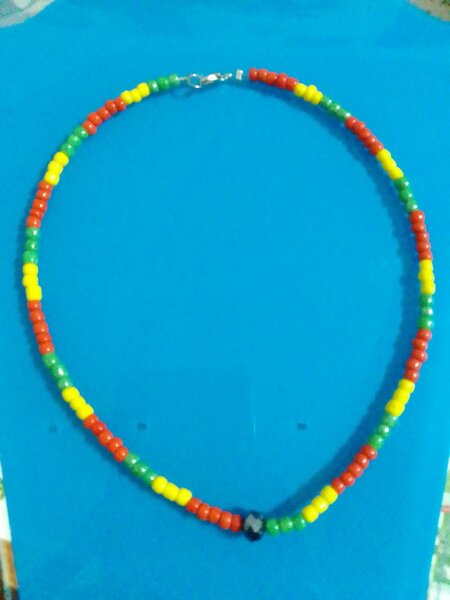 Collier ras-du-cou coloré