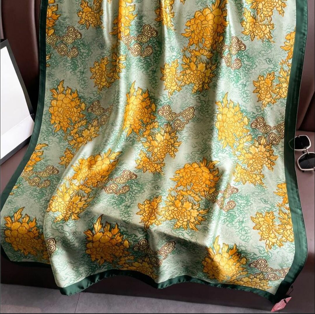 Écharpe en soie fleurie élégante