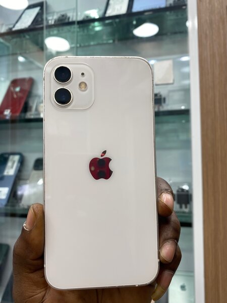 iPhone 12 simple 64Go tout passe.