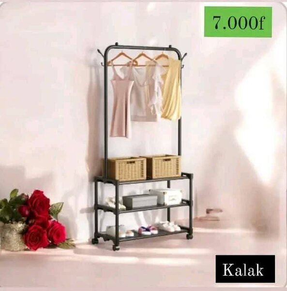 Porte-vêtements avec étagères