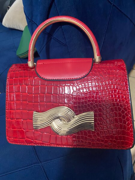 Sac à main en cuir rouge élégant