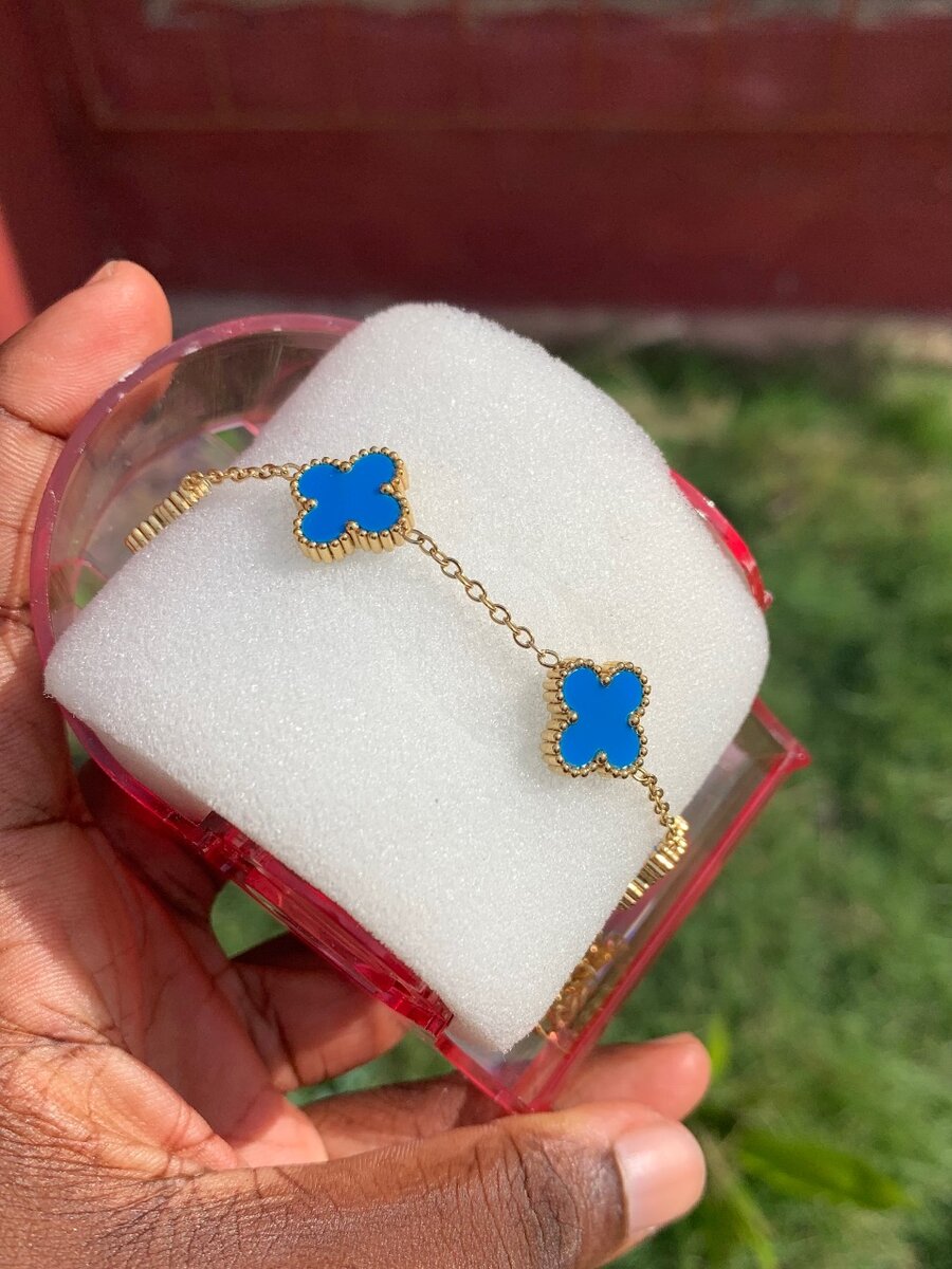 Multi Pearl Clover Bracelet (light blue )