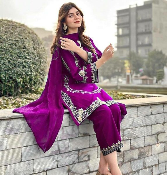 Ladies embroided 2pc suit in lilen fabric