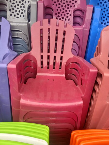 Chaises empilables en plastique