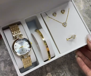 Комплект с наручными часами для женщин