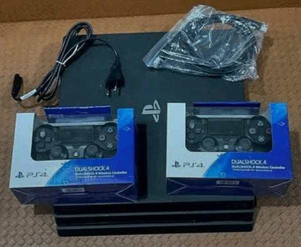 Console PS4 avec contrôleurs