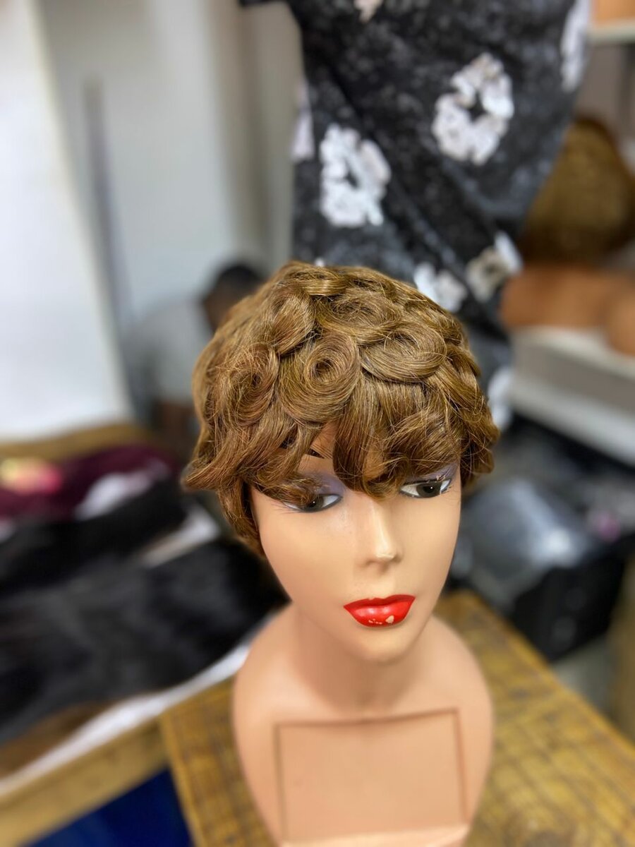 Perruque bouclée courte femme