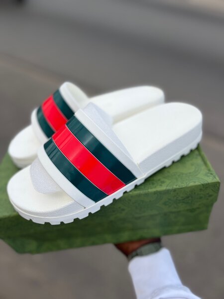 Sandales  , claquettes GUCCI