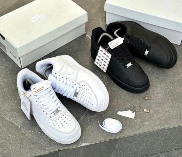 Baskets blanches et noires style tendance