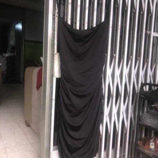 Robe noire élégante fripe