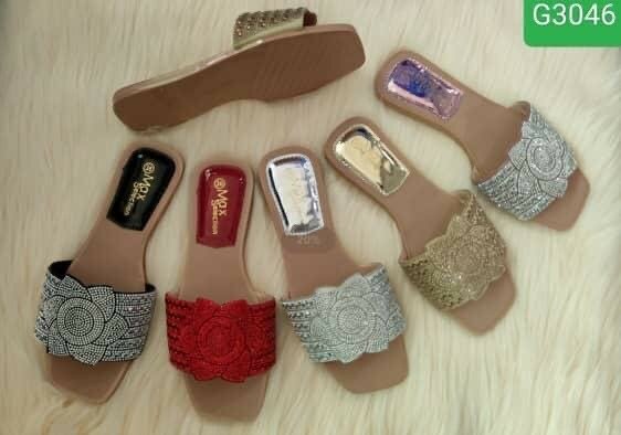 Sandales à talon brillantes