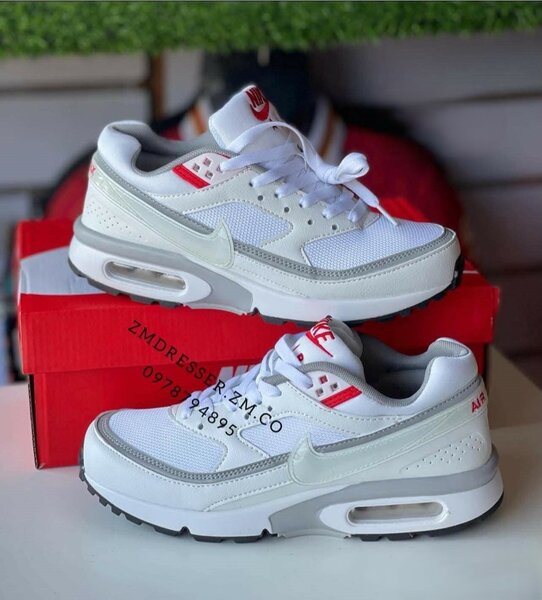 baskets couleur blanc,marque Nike air MAX