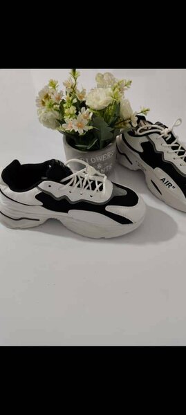 Baskets tendances noires et blanches