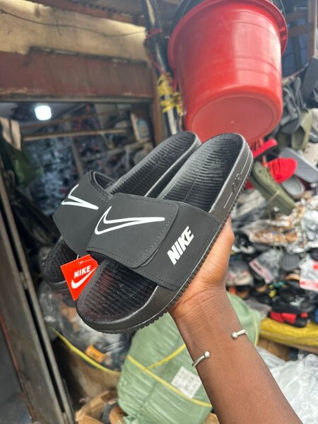 Claquettes Nike noires unisex