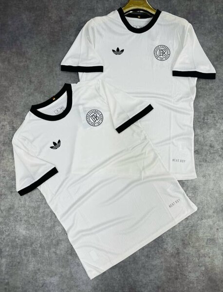 T-shirt blanc avec col noir