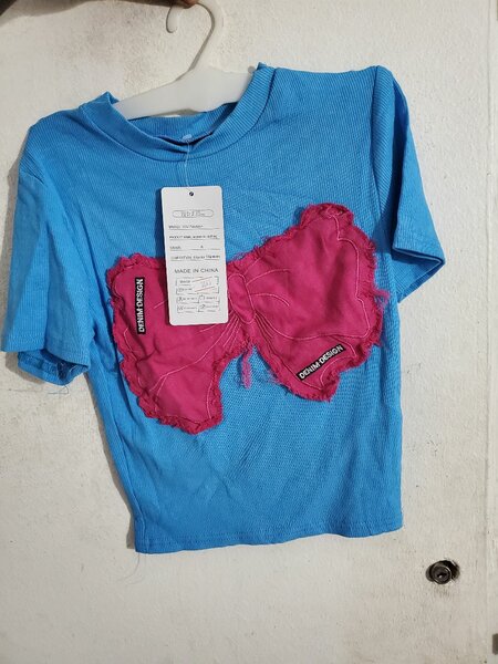 T-shirt bleu cœur rose