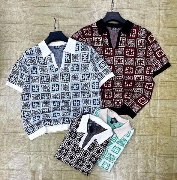 Polo à motifs géométriques