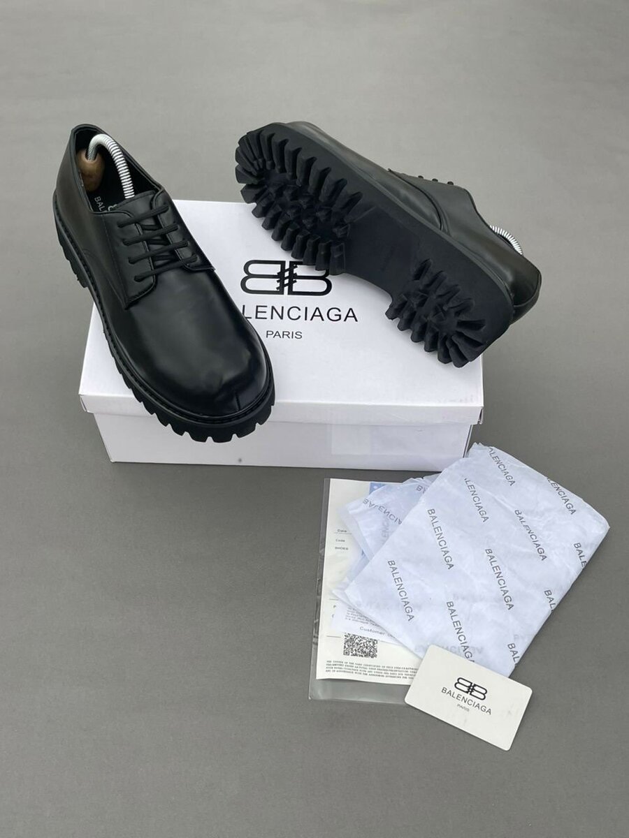 Chaussures en cuir noir Balenciaga