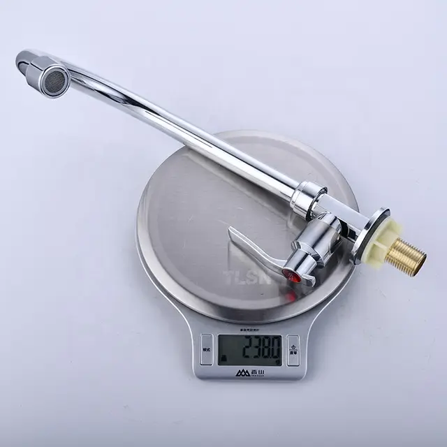 Robinet en laiton chromé pivotant