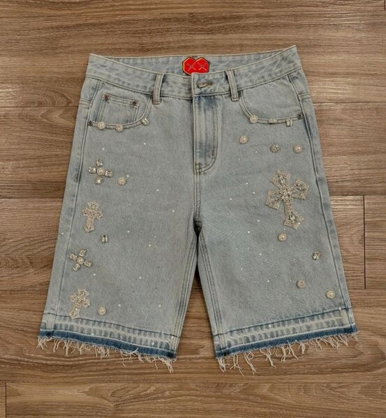 Shorts en jean avec broderies croix