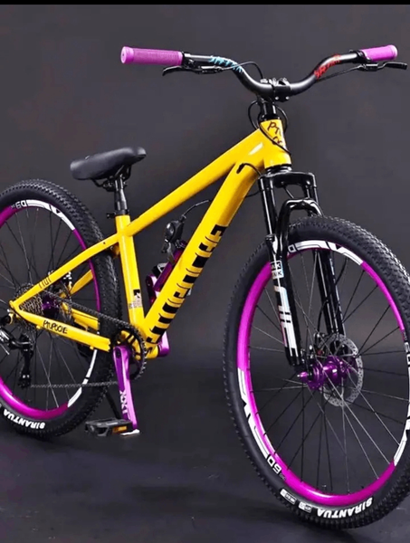 Vélo de montagne jaune vif