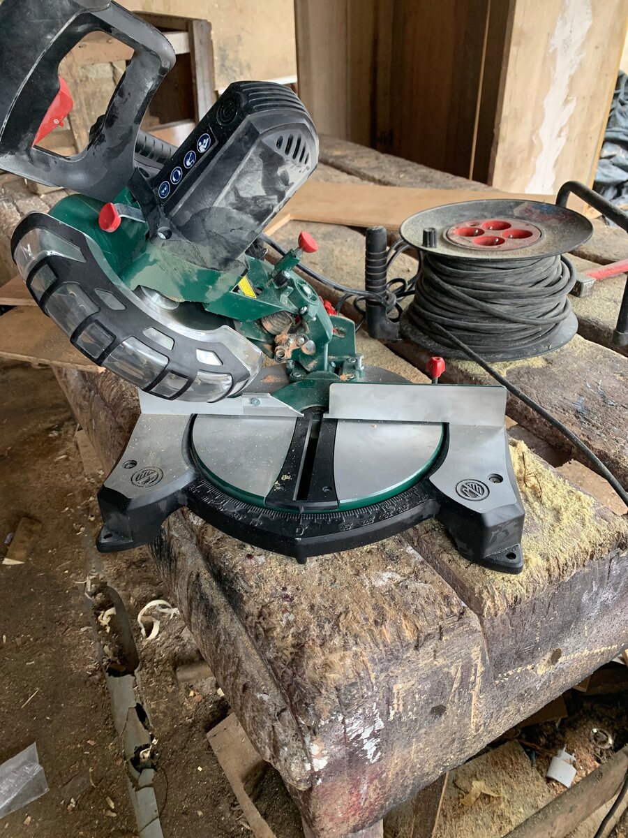 Scie à onglets 1400W professionnelle