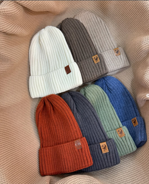 шапки детские разных цветов 