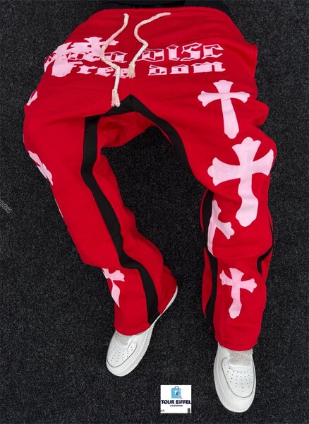 Pantalon rouge imprimé croix