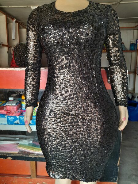 Belle robe manches longues à paillettes