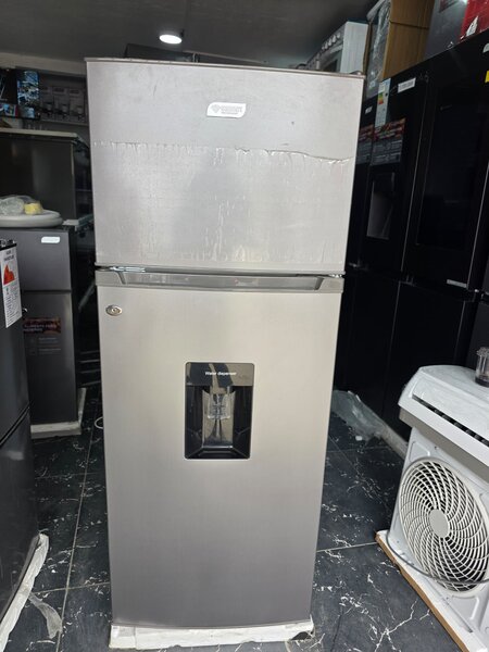 Réfrigérateur moderne avec congélateur