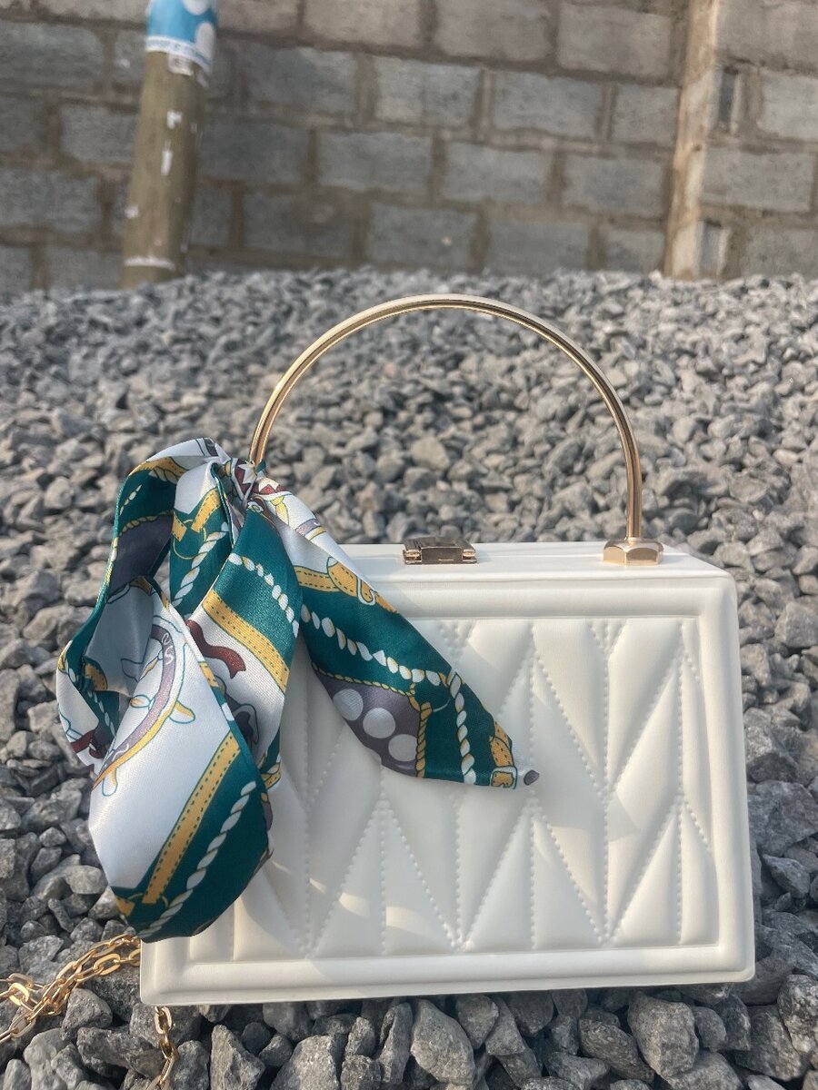 Simple and classy handheld bag