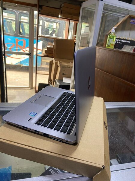 *HP elitebook 820 G4*   *Core i7*