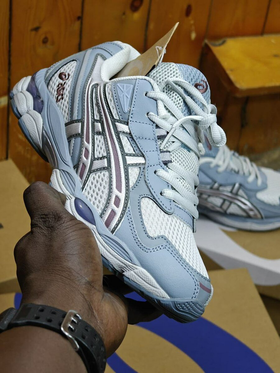 Baskets légères bleues Asics