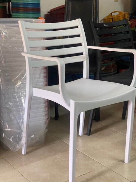 Chaises en plastique empilables