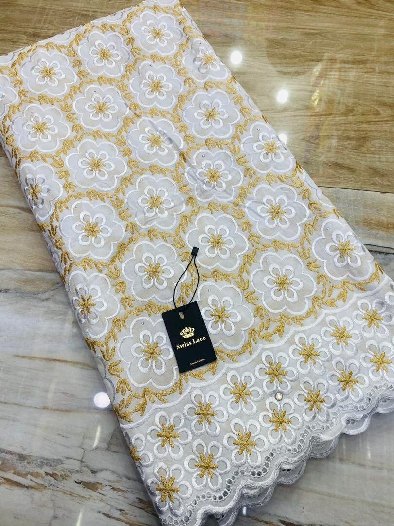 Dentelle brodée colorée