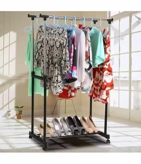 Penderie mobile avec étagère