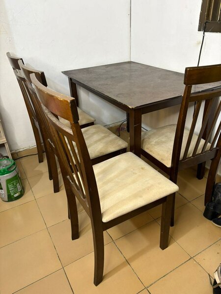 Table à manger avec chaises en bois