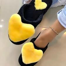 Chaussons noirs coeurs jaunes